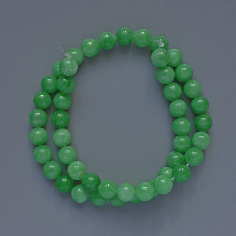 Chrysoprase Beads (synthetic) Smooth spheres, 8.5 mm diameter, 38 cm length on thread