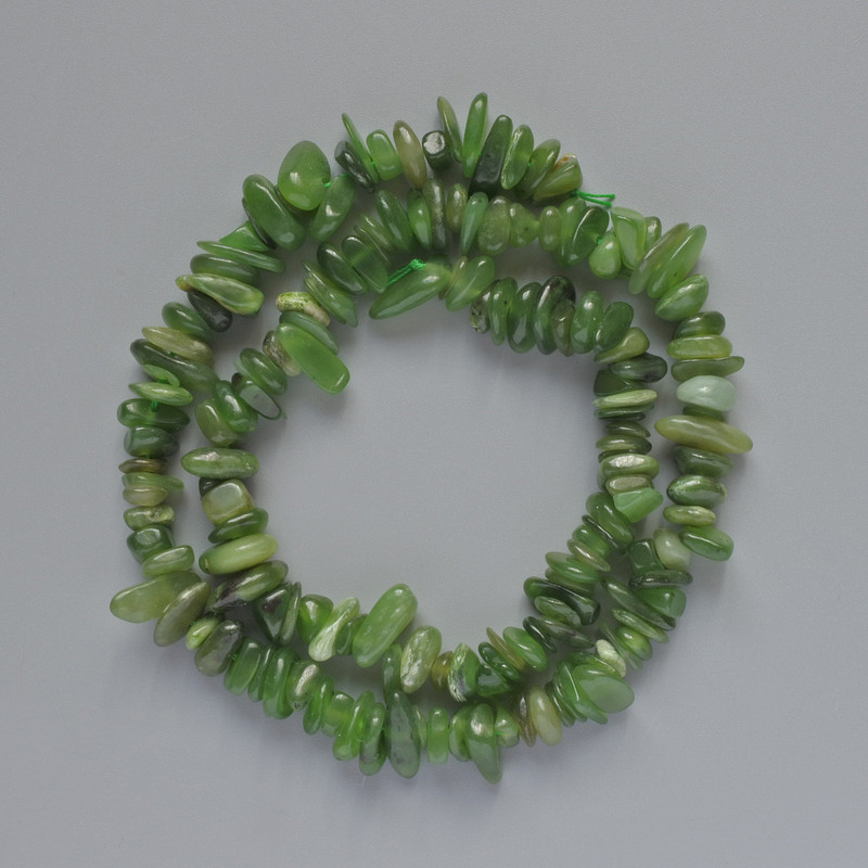 Jadeite Beads, natural stone chips, 8x3 mm, 40 cm length on thread