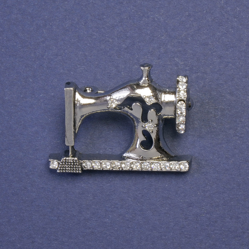 Brooch 'Sewing Machine' with White Crystals, Silver Metal Finish 21x29mm+