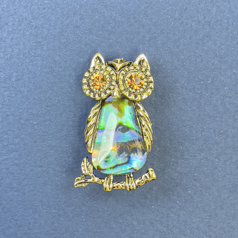 Owl brooch pendant with Haliotis mother-of-pearl, yellow crystals, gold-tone metal, diameter about 18 mm, length about 31 mm