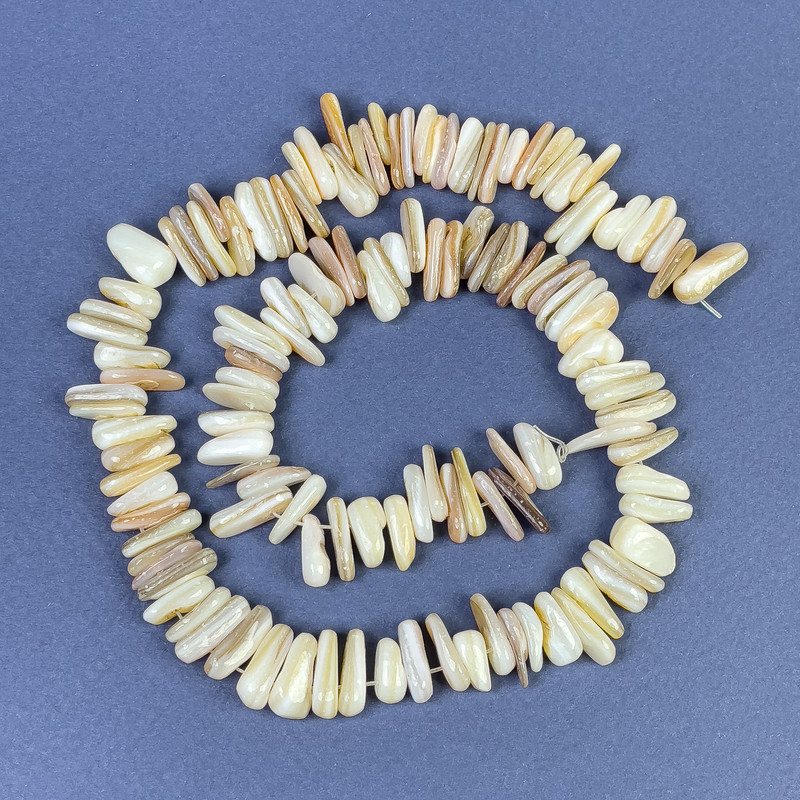 Mother-of-Pearl Chip Beads 14×3–5 mm on beading thread, length 41 cm+
