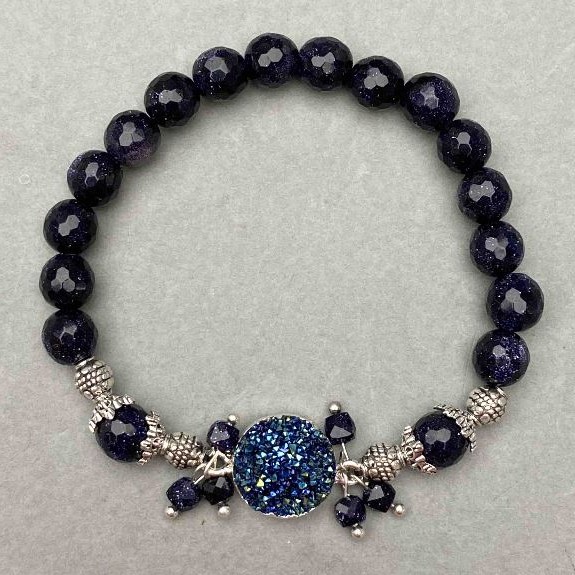 Bracelet 'Aventurine Night Kaïra' with a faceted bead, 8 mm diameter ±, 13 mm cabochon ±, 18 cm stretch