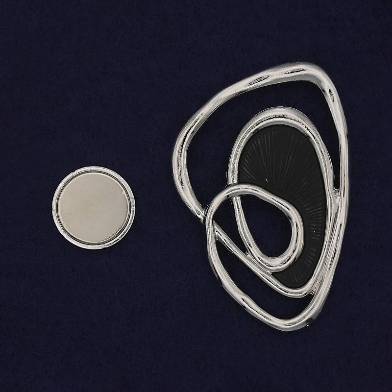 Accent Magnetic Brooch in Black-Silver Metal 37×54 mm+