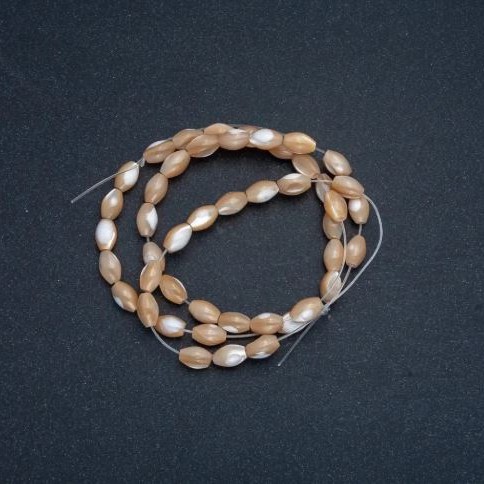 Beads on a string, natural beige. Oval mother-of-pearl, 9×5.5 mm, length about 41 cm