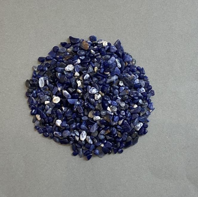 Natural undrilled sodalite chip 3-4×4-6 mm ± (per 100 g)