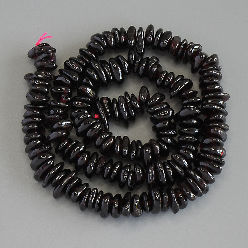 Garnet chips beads, diameter 7–12×2–3, 5 mm ± on a thread, length 40 cm+