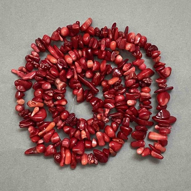 Coral chip beads, diameter 8-18x3-4 mm ±, length 80 cm ± on thread