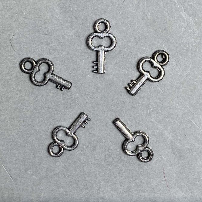 CLEARANCE! 0.5 kg Packaging - Key Pendant, Plastic, Dark Silver Color, 20x11x3 mm, hole diameter approx. 3 mm