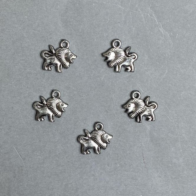 CLEARANCE! Pack size 0.5 kg Lion pendant, Plastic, Dark Silver, 16x16x3 mm, hole diameter 2-3 mm