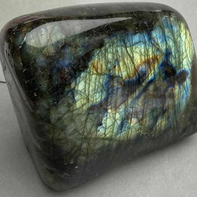Labradorite natural stone souvenir 11 x 10, 5 x 6 cm ± 1330 g (natural imperfections)