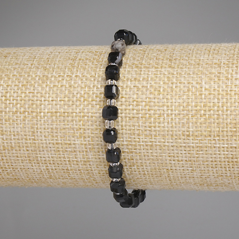Faceted agate cube bracelet, cube size approximately 5x5 mm, bead size approximately 3 mm, length approximately 18 cm, stretch bracelet