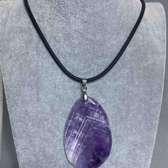 Amethyst Pendant, 40×55 mm (+/-), on a rubber cord, 60 cm long with a 5 cm extender chain