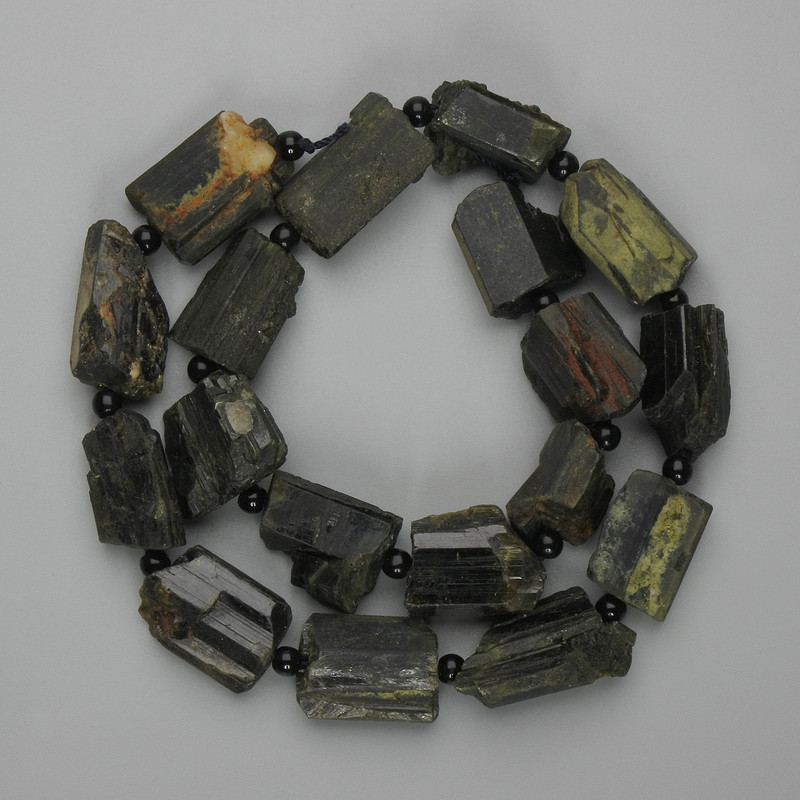 Green Tourmaline Beads (Epidote), Faceted Cut, 18–25×10–14 mm, 4 mm Agate Beads, On Thread, 40 cm Long