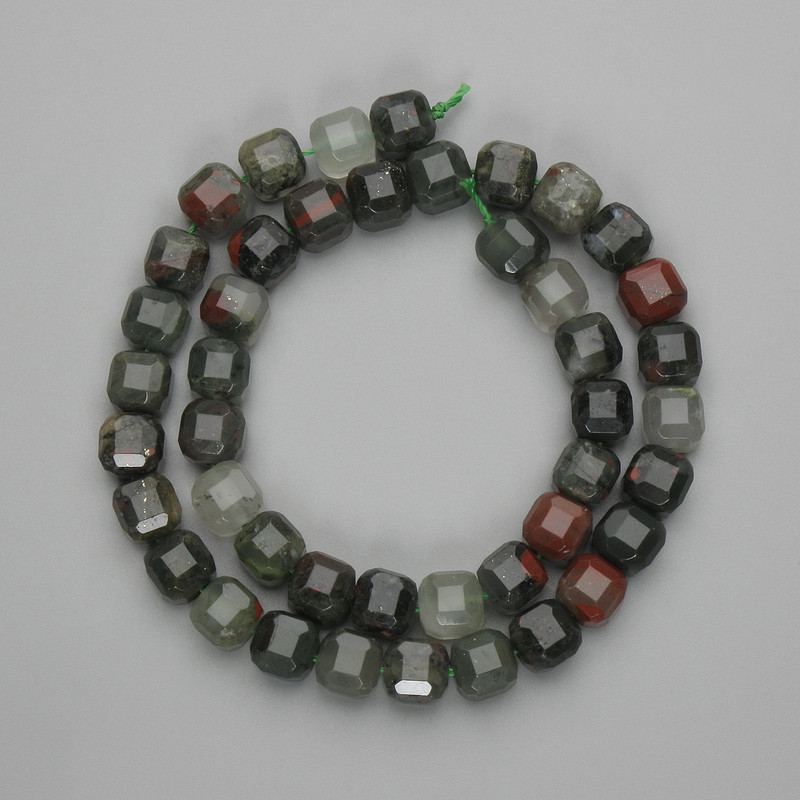 Beads Heliotrope Jasper Faceted Cube 8.5x8.5 mm, length approx. 38 cm on thread