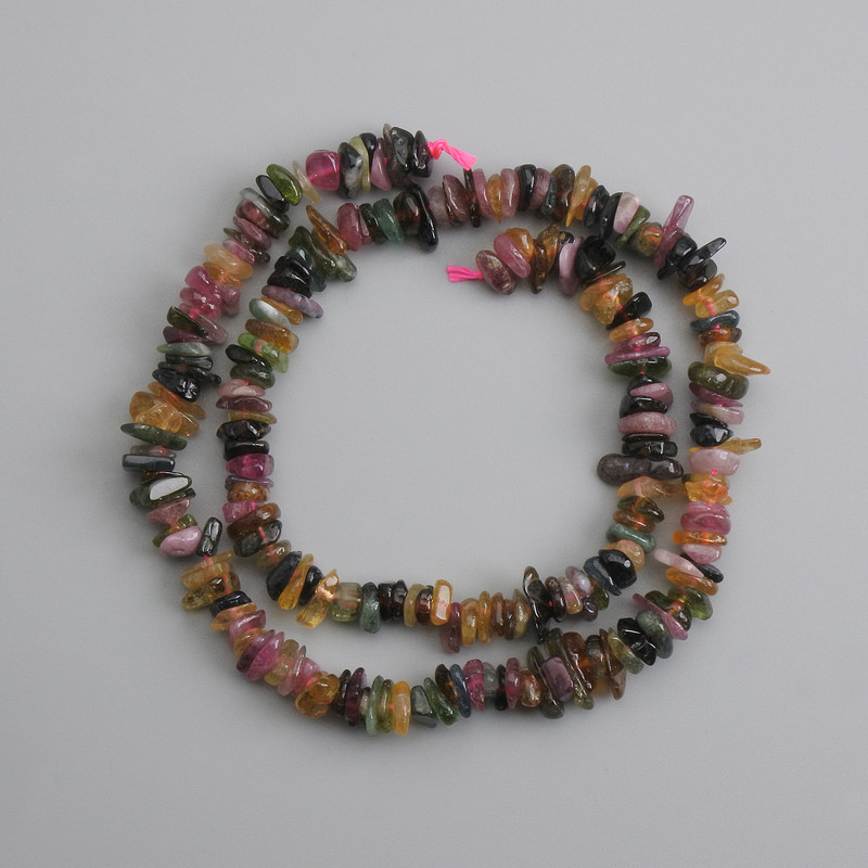 Tourmaline chip beads, diameter 6–9×1–3 mm, length 40 cm