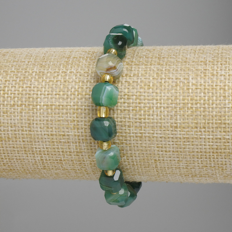 Faceted agate cube bracelet, 8×8 mm cubes, 3 mm seed beads, length 18 cm, stretch