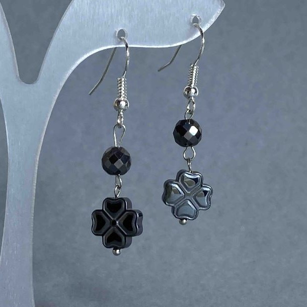 Earrings 'Hematite Clover' 10 mm ±, faceted bead 6 mm ±, length 40 cm ± stretch