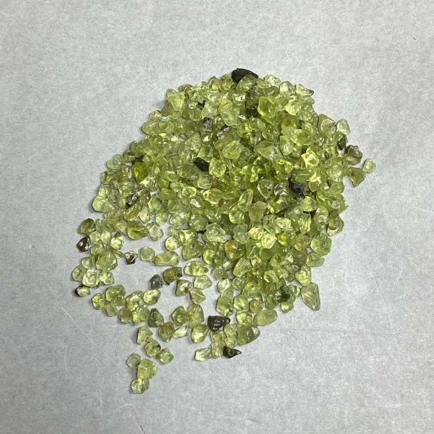 Natural chrysoprase undrilled chip 2–4×2–3 mm ± (per 100 g ±)