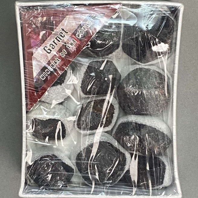 Garnet souvenir stone, assorted sizes (price per box) 9×8 cm+