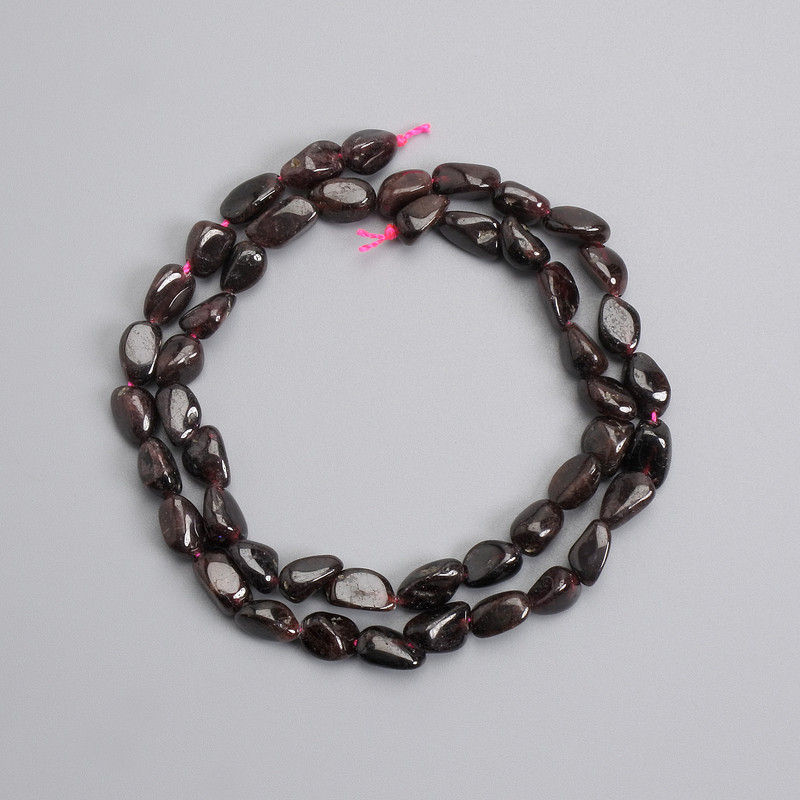 Garnet faceted beads 8–12×5–6 mm, length approx. 39 cm, on a thread