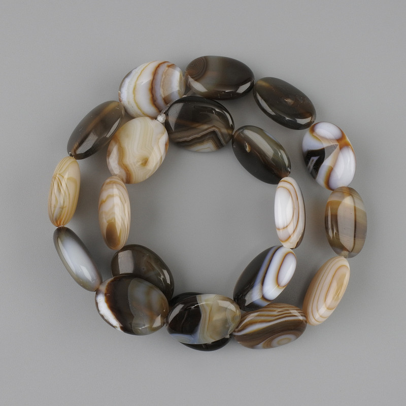 Agate beads, oval flat, 19.5–20×15 mm ±, on thread, length about 39 cm