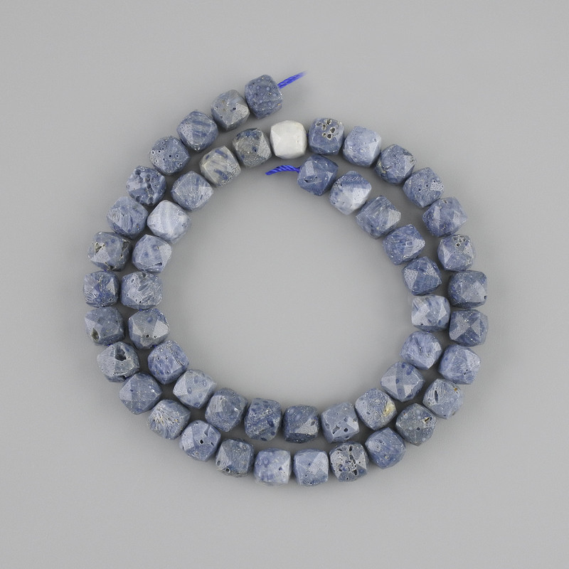 Sponge Coral Beads, Faceted Cube, 7x7 mm, approx. 37 cm on a thread