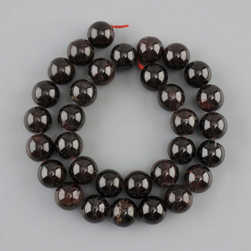 Garnet beads, smooth round beads, 12 mm diameter, 39 cm length, on thread
