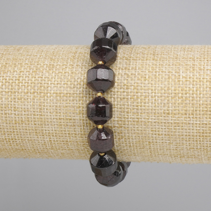 Garnet Bracelet with Faceted Beads, 11–12×11–12 mm, 3 mm seed beads, 18 cm stretch bracelet