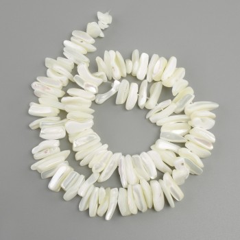 Beads of Mother-of-Pearl in chip form, diameter 12-18×4-7 mm, length 39 cm ± on thread