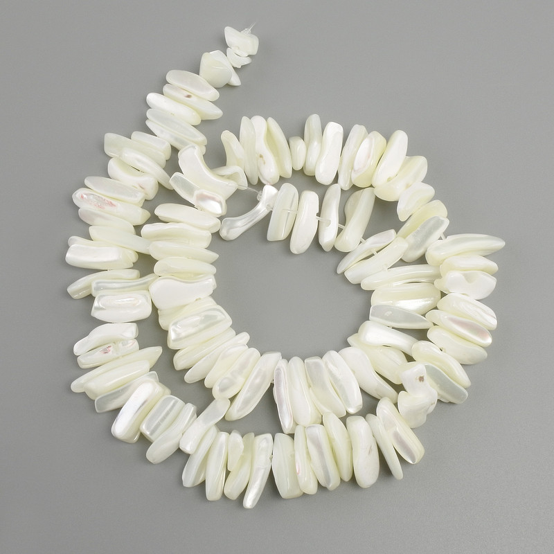 Beads of Mother-of-Pearl in chip form, diameter 12-18×4-7 mm, length 39 cm ± on thread