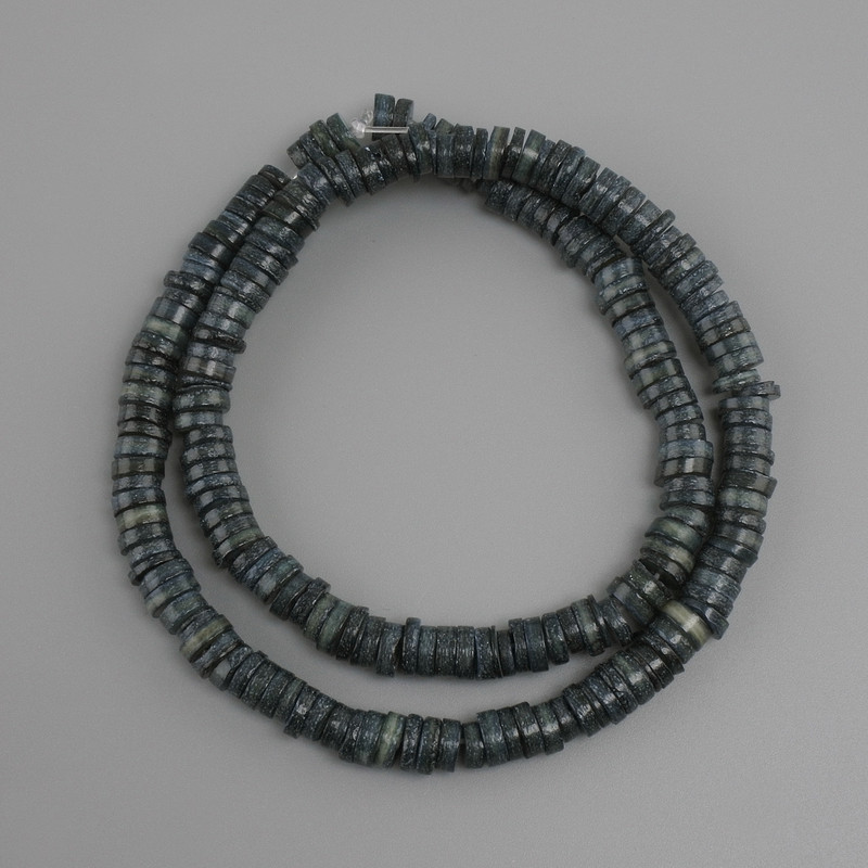 Skafarka shell rondelle beads, diameter about 6–6.5 mm, thickness up to 2 mm, length about 39 cm on beading thread