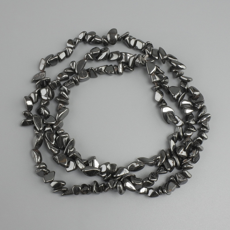 Hematite Chip Beads, Diameter 3–8×6–7 mm, 5 mm ±, Length 78 mm ±, on beading thread