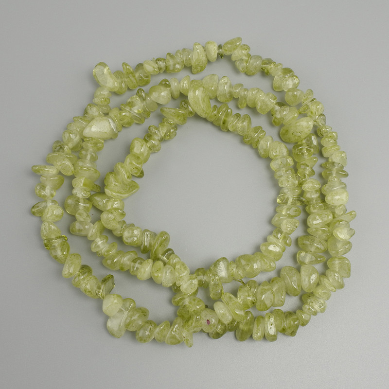 Beads of tinted quartz chip, diameter 6–13×4–9 mm, length 80 mm on thread