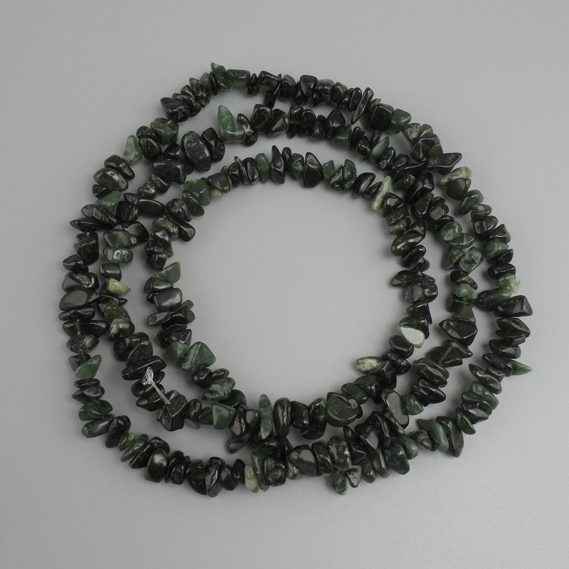 Jadeite Chip Beads, diameter 6–12×2–5 mm, length approx. 80 cm on thread