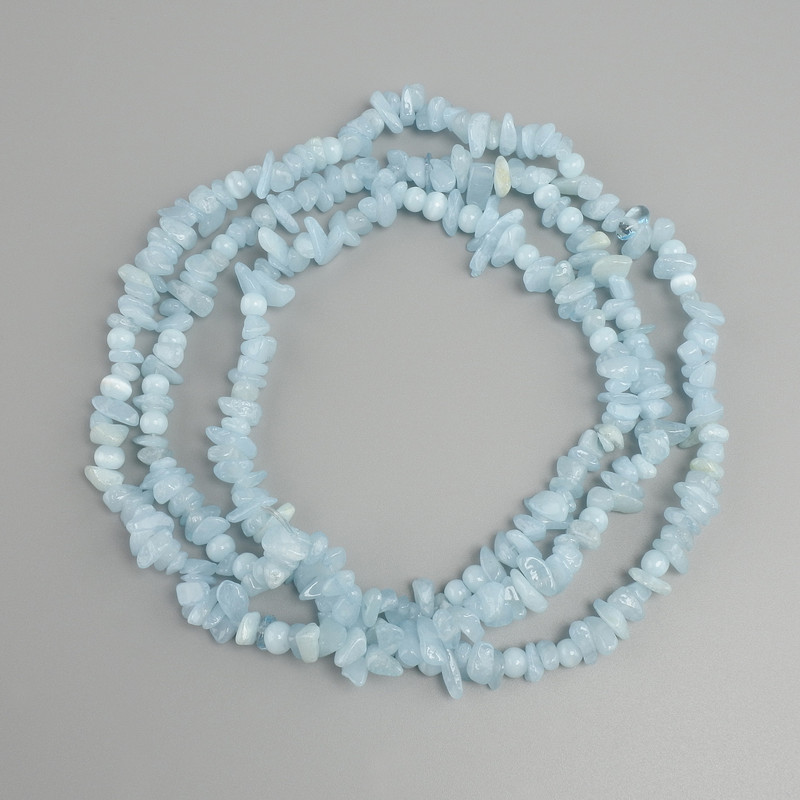 Aquamarine chip beads, 4–9×2–4 mm, length about 76 cm, on beading thread