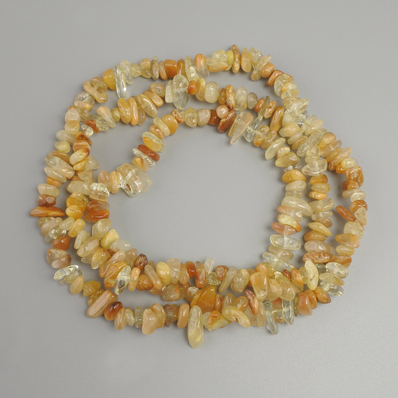 Agate chip beads, 6–12×2–6 mm, 76 cm length on beading thread