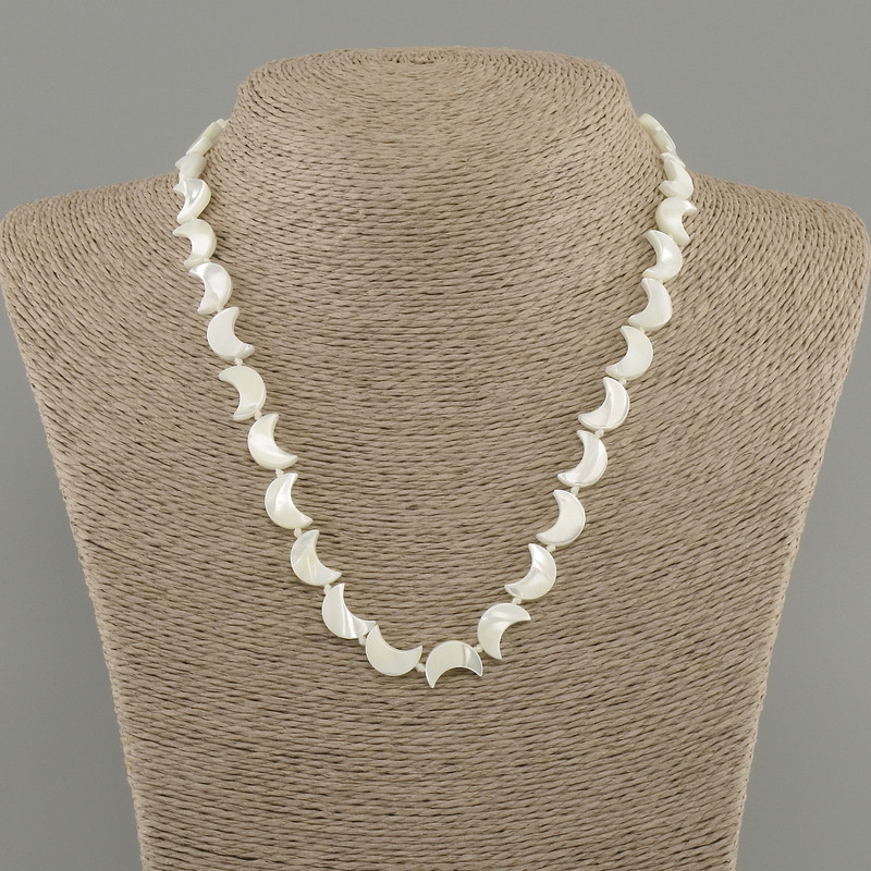 Moon-shaped Mother-of-Pearl Necklace, bead size 12×9 mm, length 45 cm with clasp