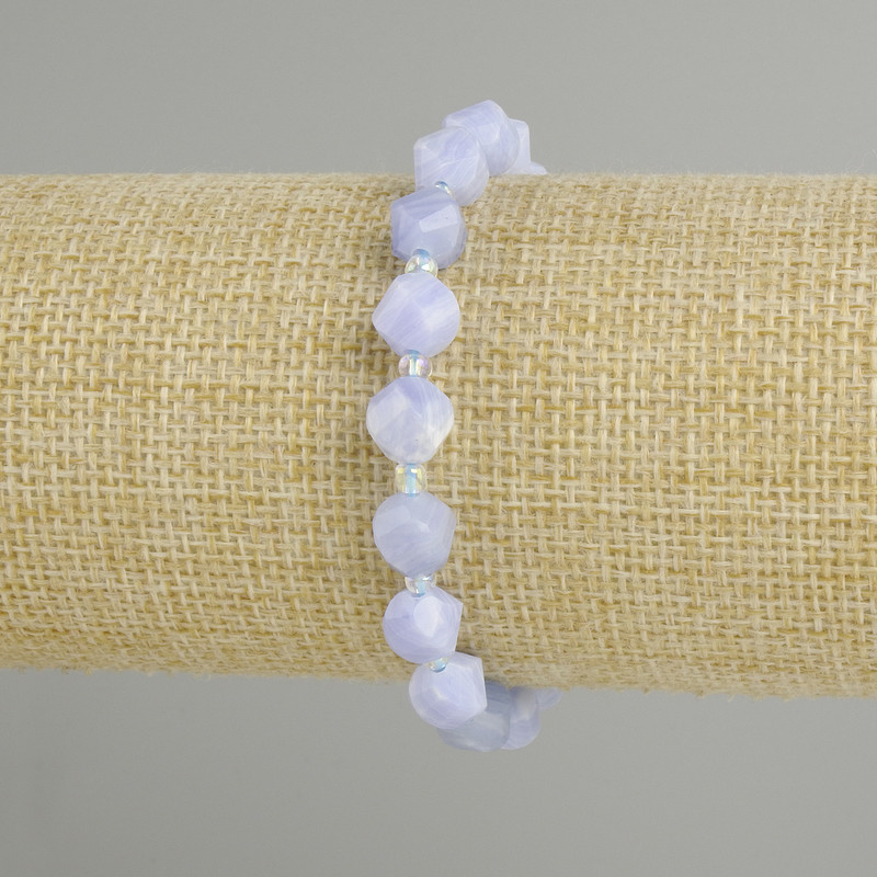 Bracelet with faceted agate in diamond shape, 8x7 mm diameter, 3 mm seed beads, 18 cm length, stretch