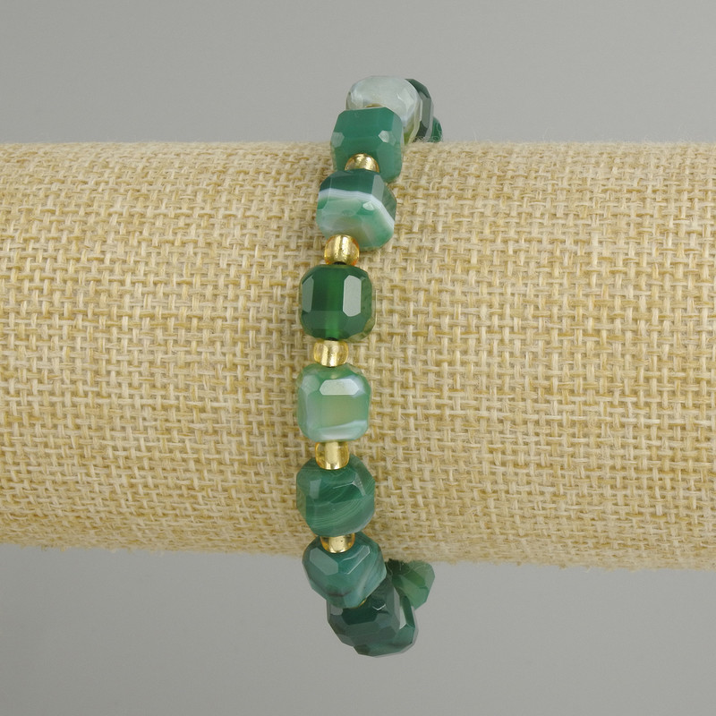 Faceted Agate Cube Bracelet, 8×8 mm cubes, 3 mm seed beads, 18 cm long, stretch