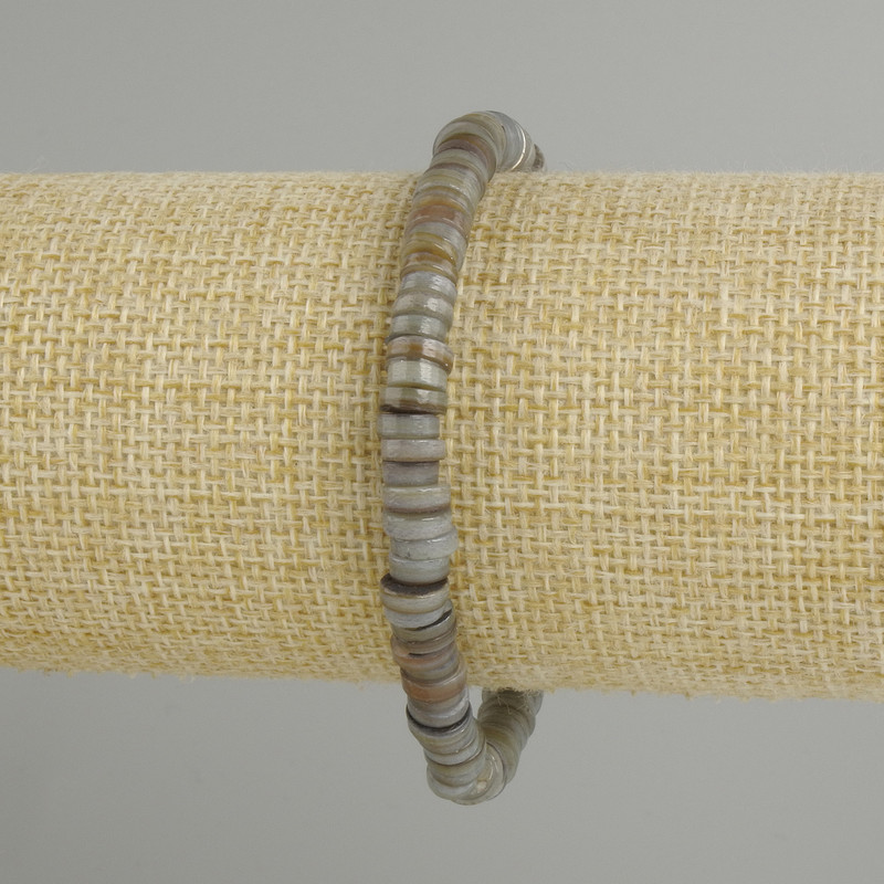 Bracelet with Skafarka shell rondelle beads, diameter 6×1.5–2 mm, length 18 cm ± stretch