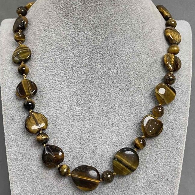 Tiger's Eye Necklace Heart-shaped Oval 16 mm and Beads 8.5 mm, 45 cm length, with Clasp