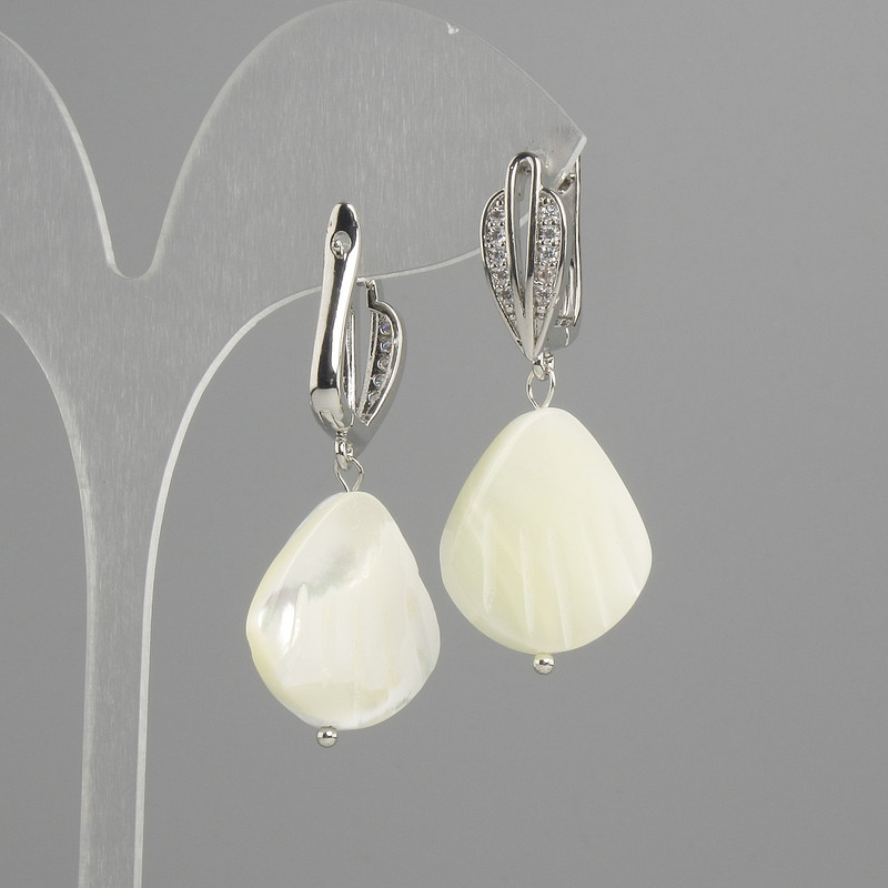 Earrings with Mother-of-Pearl Shell 20×18 mm ±, length approx. 40 mm ±, silver-tone metal