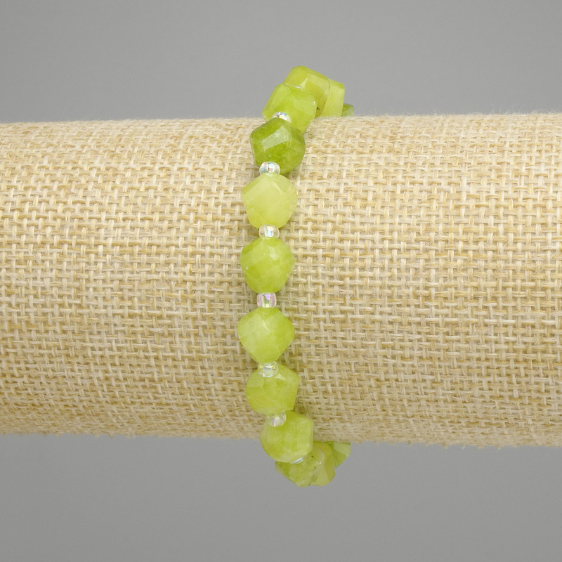 Peridot Bracelet Faceted Diamond-Shape Olivine, 7-8x7-7 mm diamond facets, 5 mm+- seed beads, length 18 cm+- stretch