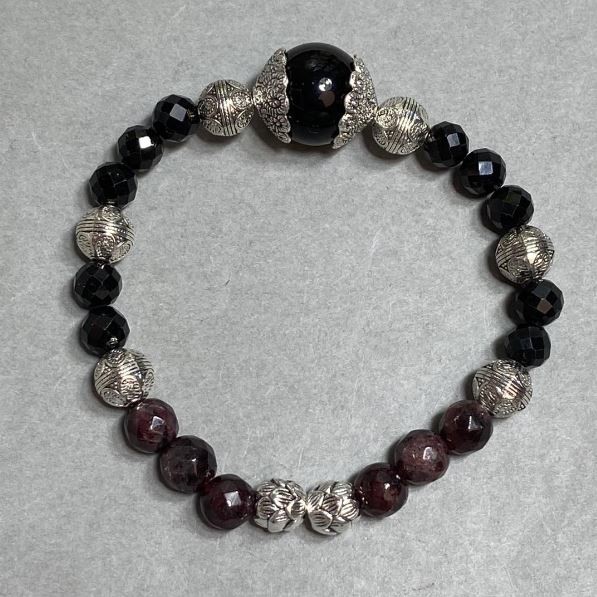 Agate and Garnet Bracelet, faceted beads 6mm / 14mm bead, stretchy 18 cm length