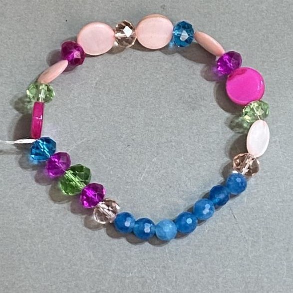 Bracelet Apatite faceted round bead, diameter 6mm+ — Mother-of-pearl coin 11mm+-, length 18cm+/- stretch