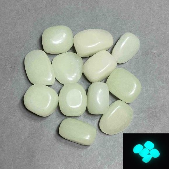 Price per 100 g! Natural onyx tumbled 22-27x15-19x9-15mm (+-) packaged 100 g turquoise glow
