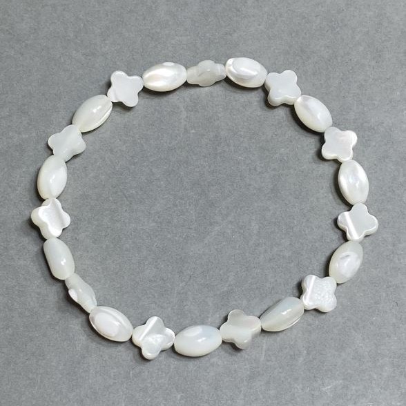 Bracelet Pearl grain 9×6mm+-clover 8mm+-, length 18cm+- stretch