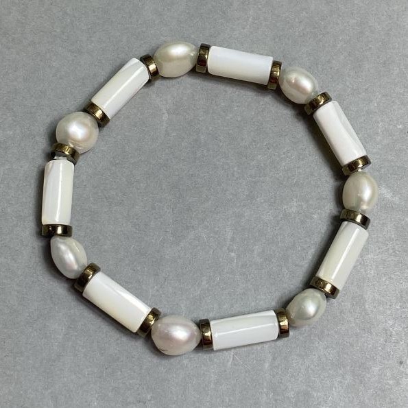 Pearl bracelet 7-9x7-8mm Hematite rondelle 6mm+- Mother-of-pearl cylinder 13x6mm+-, length 18cm stretch