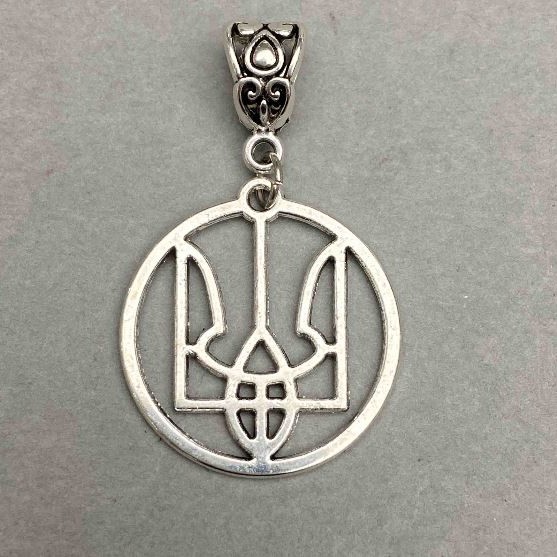 Trident pendant, diameter 25 mm ±, length 40 mm ±, silvery metal color
