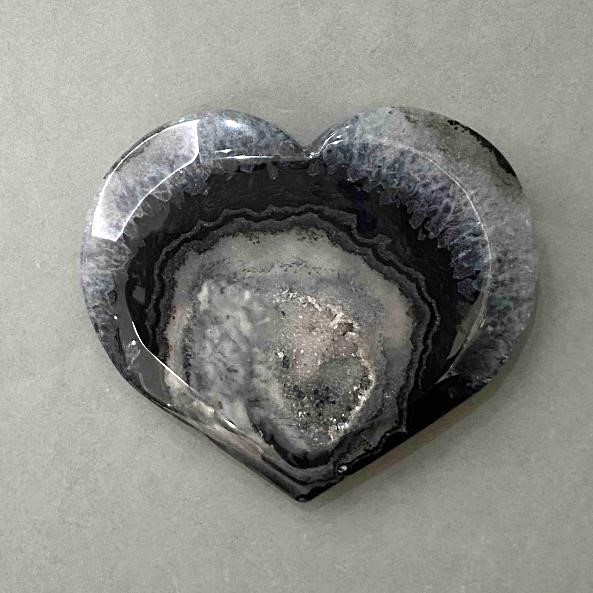 Heart-shaped agate souvenir with geode 73×62 mm ± weight 90 g